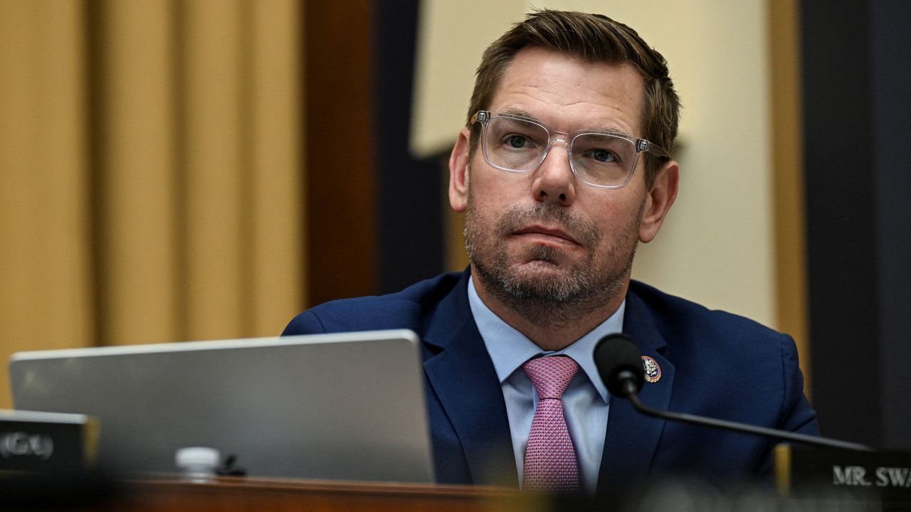 ALLSOP-ERIC-SWALWELL02025-09-17T161534Z_1825686875_RC2RTGAT7N3Y_RTRMADP_3_USA-TRUMP-JUSTICE-PATEL-copy.jpg