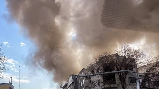 Lista completa de avisos estadounidenses emitidos después de los ataques iraníes: dónde se pide a los estadounidenses que se refugien en el lugar