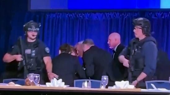 ¿Cómo cayó Trump al evacuar el lugar de rodaje de WHCD? POTUS recuerda el momento: “Empecé a caminar y me dijeron…”