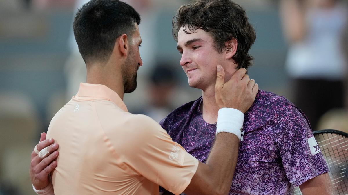 Abierto de Francia: el adolescente Fonseca domina a Djokovic en cuarta ronda mientras continúan las sorpresas en París