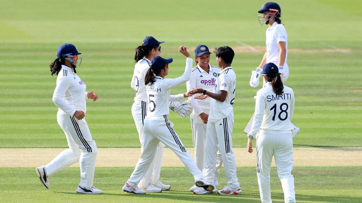 Prueba femenina IND vs ENG, puntaje en vivo, día 2: Inglaterra 32/3, calificaciones de 253; Kranti y Sayali eligen los primeros terrenos