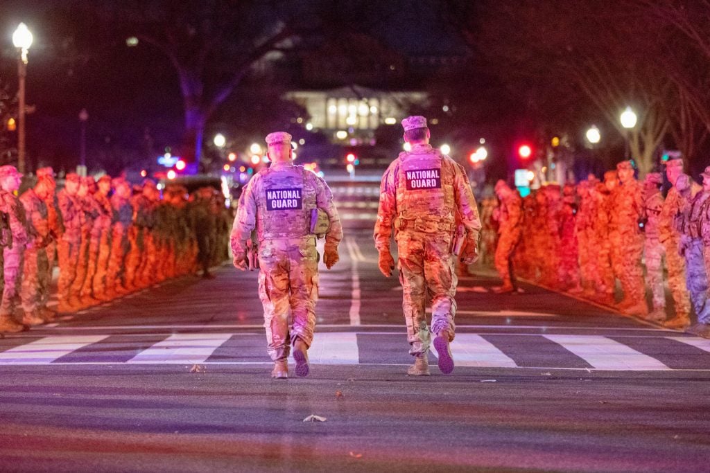 Un afgano se declara inocente del cargo de asesinato por disparar contra miembros de la Guardia Nacional cerca de la Casa Blanca