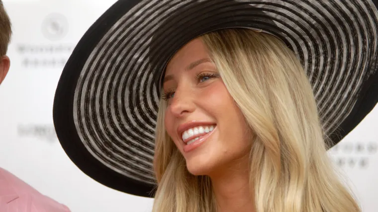 Alix Earle Steamy ’26 SI Swim Adelanto del bikini de hilo adolescente haciendo ejercicio con un cuerpo fino