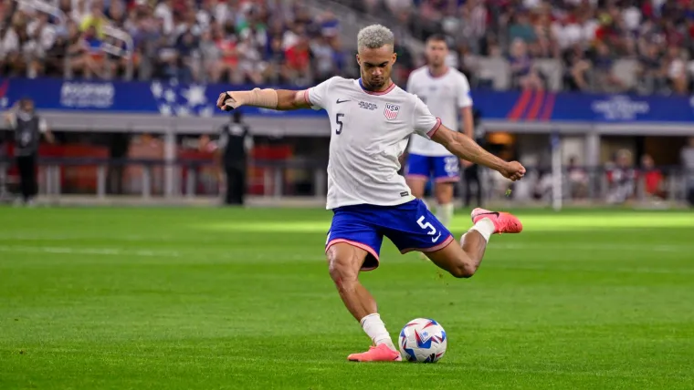 Anthony Robinson anota una volea abrasadora desde fuera del área de 18 yardas para USMNT en la preparación para la Copa Mundial contra Alemania