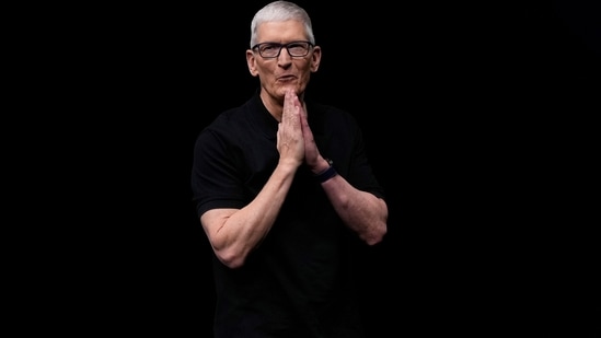 Apple_iPhone_CEO_Tim_Cook_Artemis_2_Space_Pic__1775875946419_1775875946581.jpg