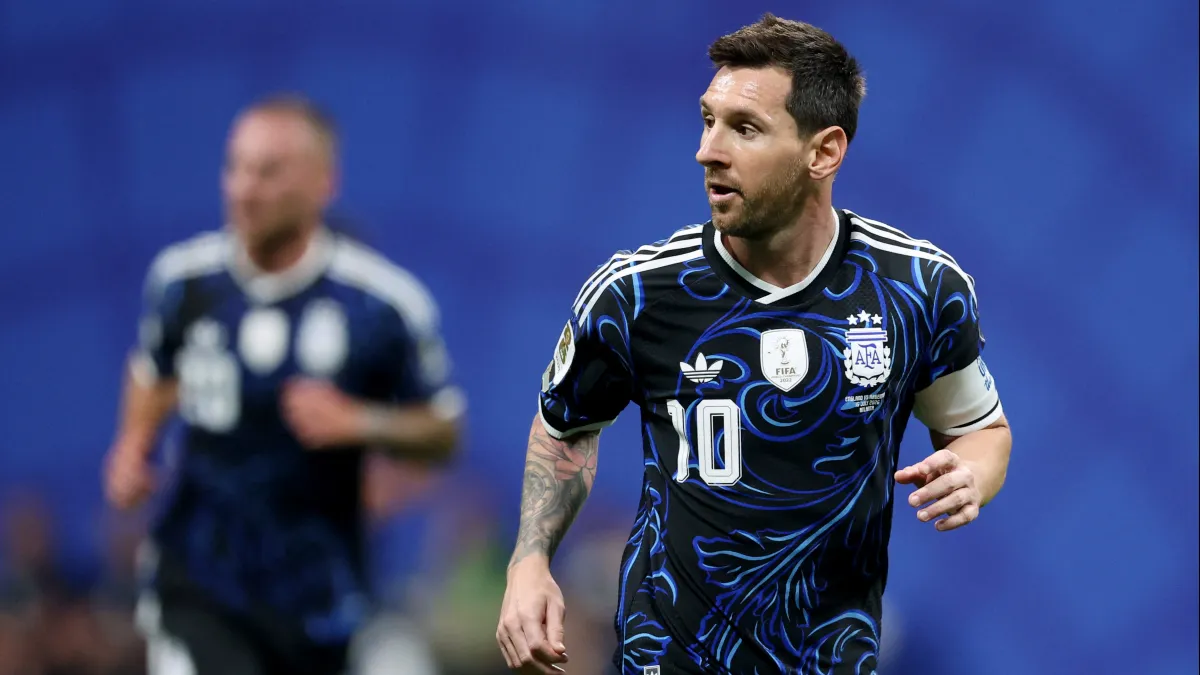 La esposa de Lionel Messi sorprende con una camiseta personalizada de Argentina durante la semifinal del Mundial