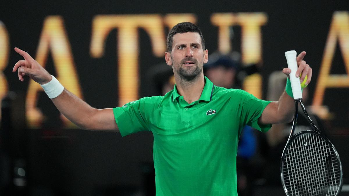 Djokovic gana un récord de 400 partidos de Grand Slam y toma el mando en Australia