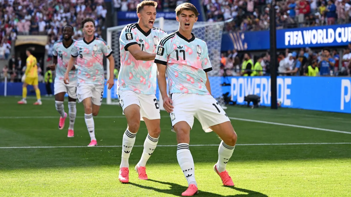 Camisetas de Bélgica, explicadas: Por qué el rival de Estados Unidos en octavos de final vestía azul y rosa en lugar de los colores nacionales