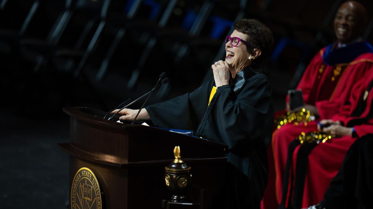 El ícono del tenis Billie Jean King se graduó a la edad de 82 años