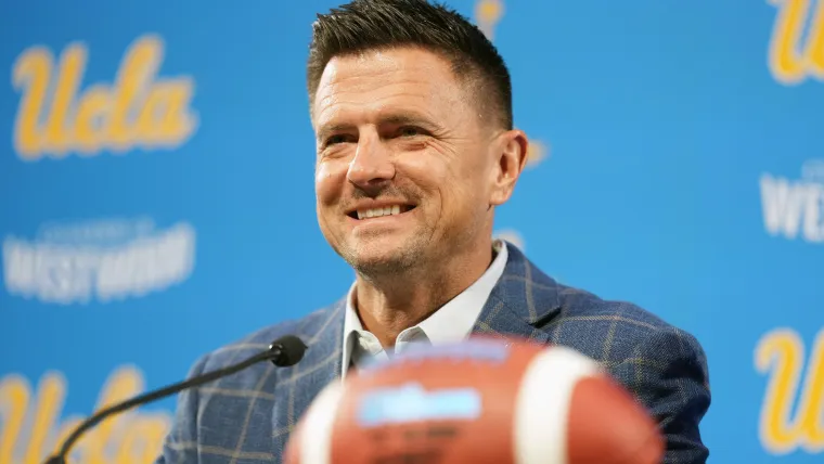 El entrenador de los UCLA Bruins, Bob Chesney, se burla de su propio Kurt Cignetti con la oferta por el título del Big Ten