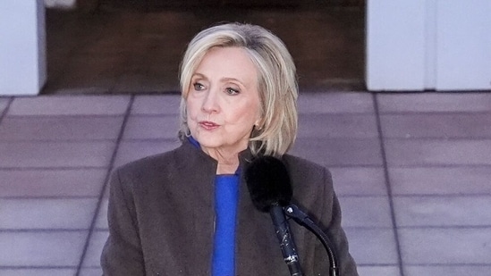 De los ovnis al Pizzagate: Hillary Clinton revela preguntas ‘inusuales’ durante la declaración de Epstein; ‘respondió todo’