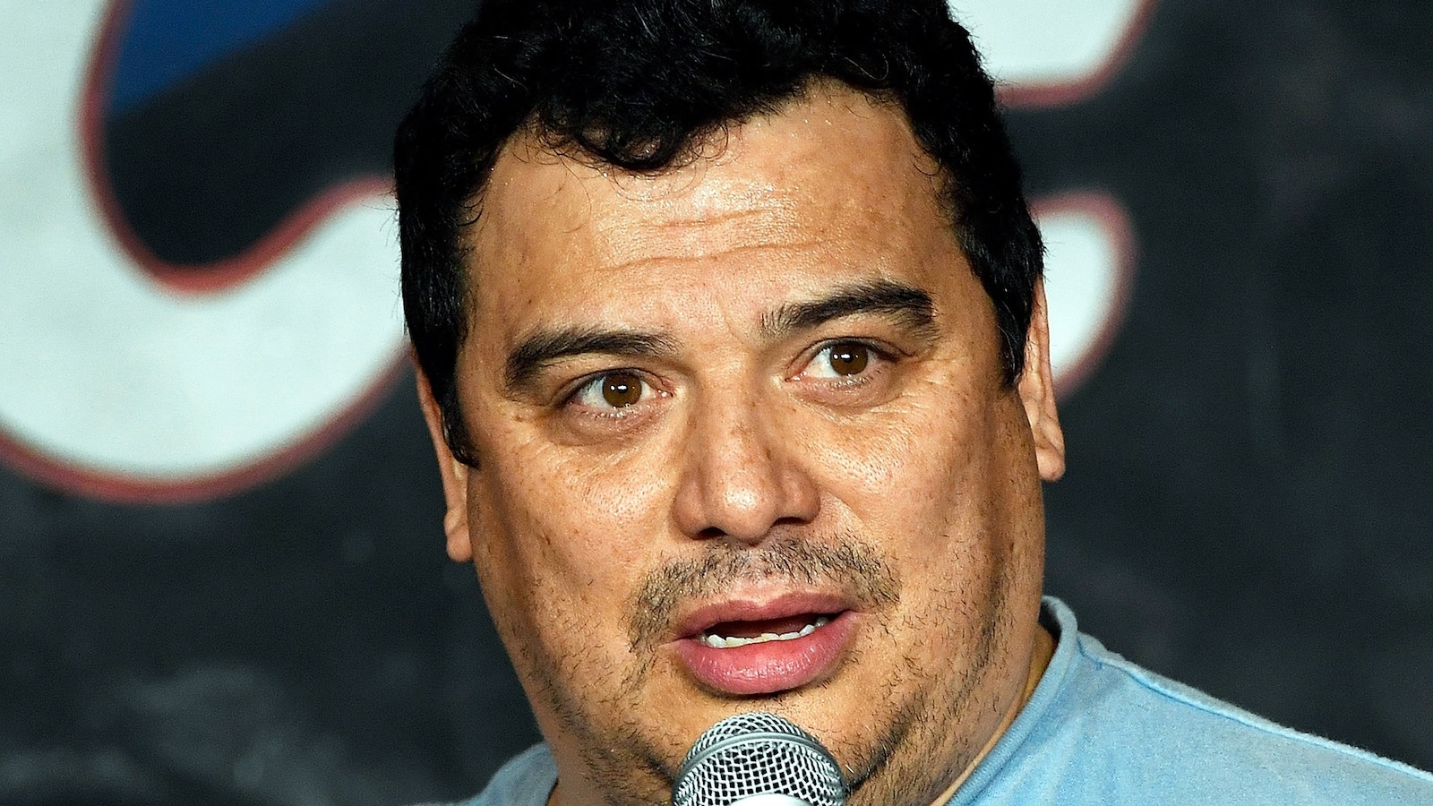Comediante Carlos Mencia acusado de 12 cargos en investigación fiscal: fiscal del condado de Los Ángeles