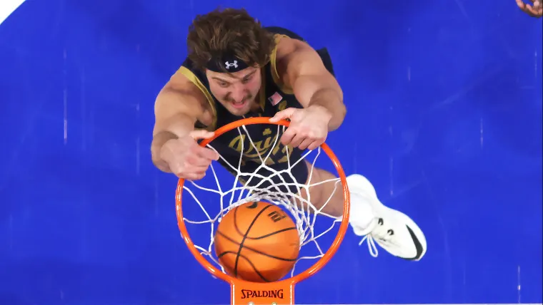 Los Colts firman al ex jugador de baloncesto de Notre Dame de 6 pies 7 pulgadas con un contrato con la NFL