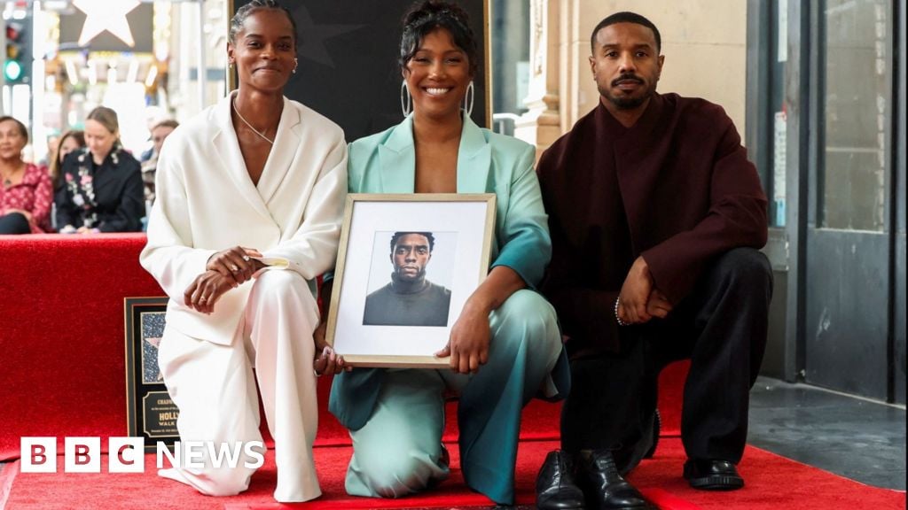 Chadwick Boseman es honrado con una estrella en el Paseo de la Fama de Hollywood