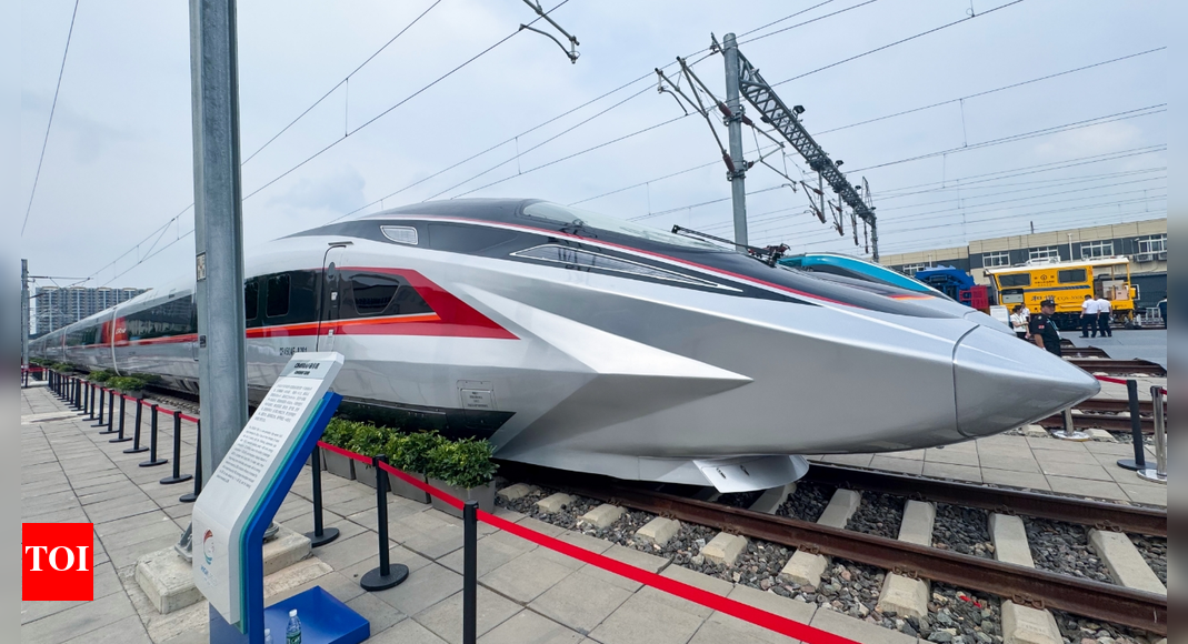 China-Unveils-CR450-Bullet-Train-Sets-New-World-Speed-Record.jpg