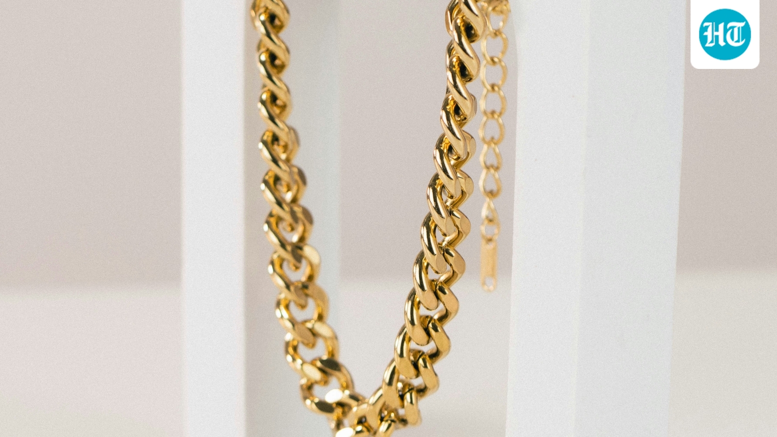 China_Mom_Gold_Wedding_Chain_Classmate_Viral_1765182138278_1765182138539.jpg