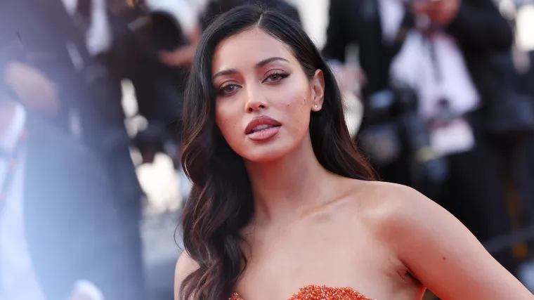 SI Swim Star muestra un impecable cuerpo de bikini en un sensual y sin sujetador Maxim Mag Throwback