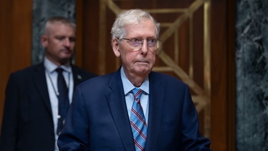 Actualización de salud de Mitch McConnell: Surgen rumores de ‘muerte cerebral’ mientras el senador permanece hospitalizado