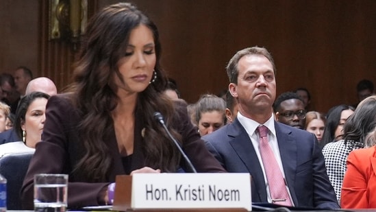 El dulce mensaje de Kristi Noem para su esposo Bryon surge en medio de una disputa por trampas. Nuevos detalles sobre el tiroteo del DHS