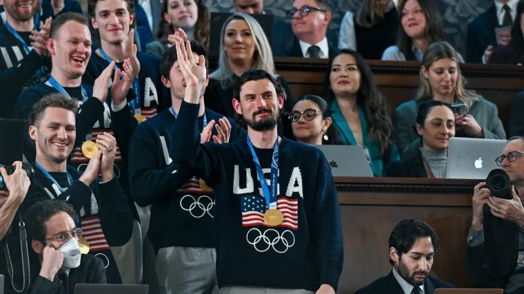 El portero estadounidense Connor Hellebuyck se une a la lista de 15 atletas que recibirán la Medalla Presidencial de la Libertad de manos de Donald Trump