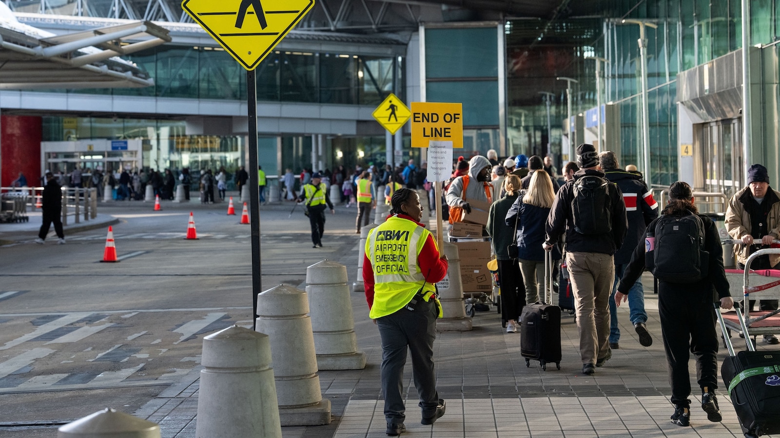El senador Van Hollen dice que los demócratas “no están retrasando” la financiación del DHS