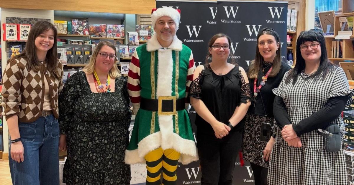 David Williams se vistió de elfo para celebrar la liberación de Santa e Hijo