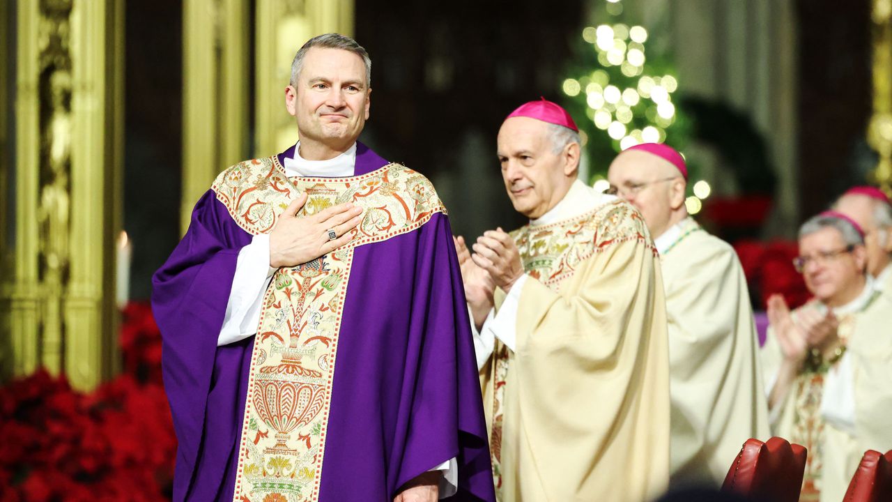 ELIE-RONALD-HICKS-POPE-GettyImages-2251914862.jpg