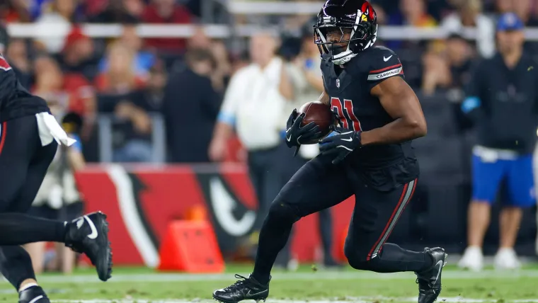 Los Chiefs firman al agente libre RB promedió 7.1 yardas por acarreo en 2025