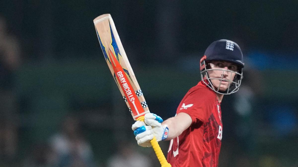 Harry Brook se convierte en el primer capitán en anotar su terreno número 100 en la Copa Mundial masculina T20 durante un partido entre Inglaterra y Pakistán.