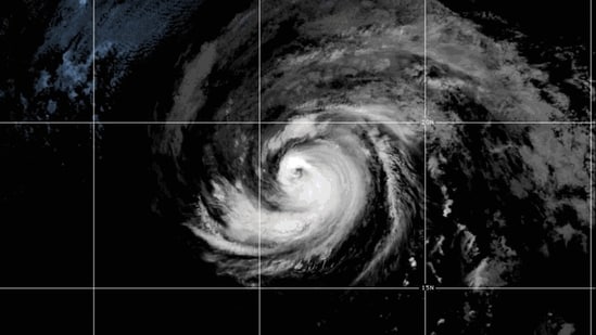El huracán Fausto se fortalece hasta convertirse en tormenta de categoría 2 a medida que se dirige hacia Hawái; último camino y advertencias