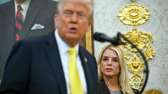 De los archivos de Epstein a las investigaciones del Departamento de Justicia: 5 controversias en las que Pam Bondi apoyó a Donald Trump