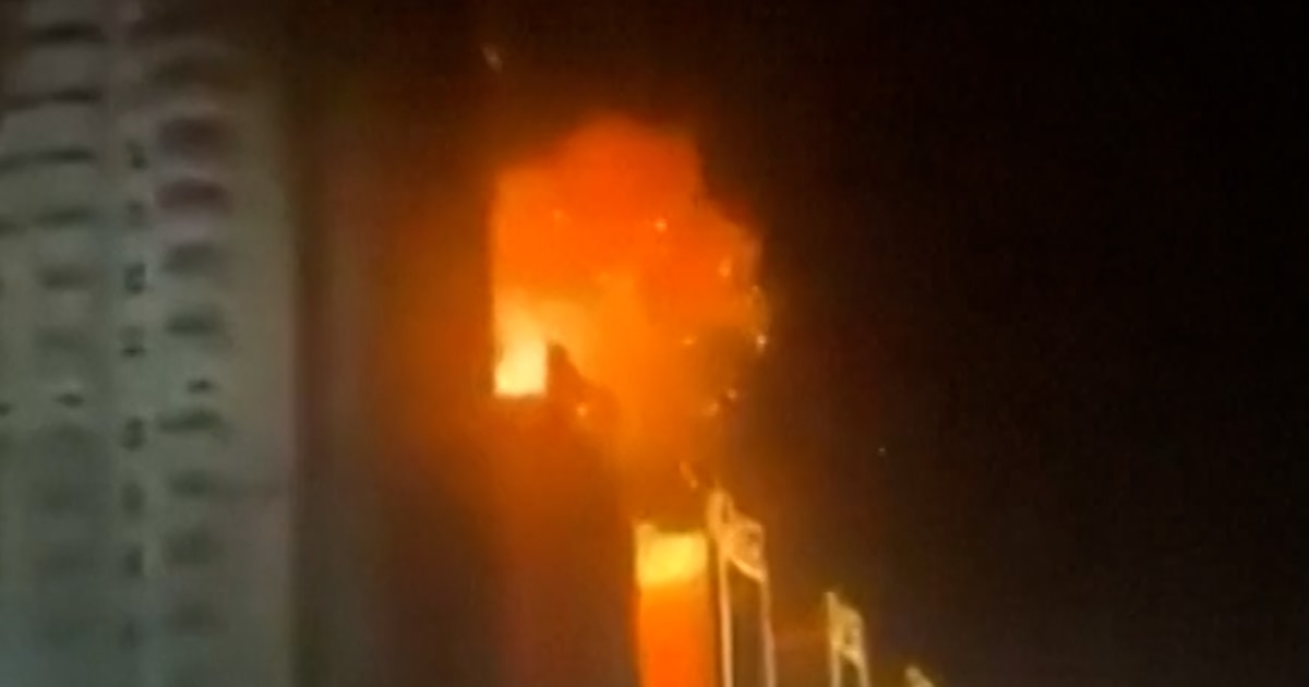 Un incendio arde en lo alto de un edificio residencial en Irak tras un ataque