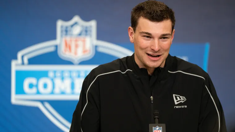 Se espera que los Raiders contraten al ex mariscal de campo de Pro Bowl para respaldar a Fernando Mendoza