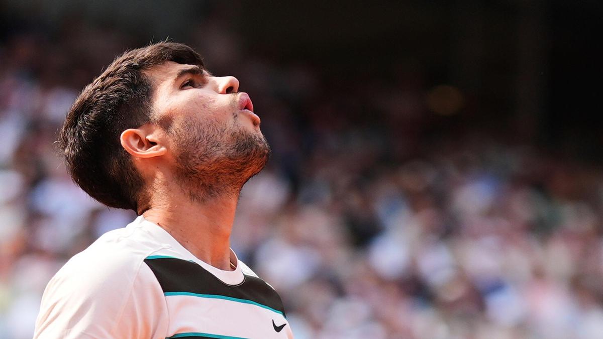 Carlos Alcaraz se retira de Wimbledon por una lesión en la muñeca