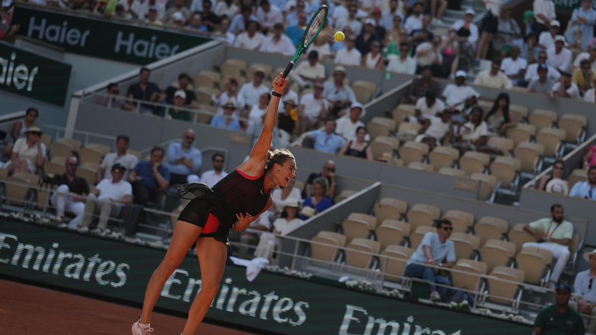 Abierto de Francia 2026: Sabalenka sobrevive al tambaleo del primer set para derrotar a Jacquemot