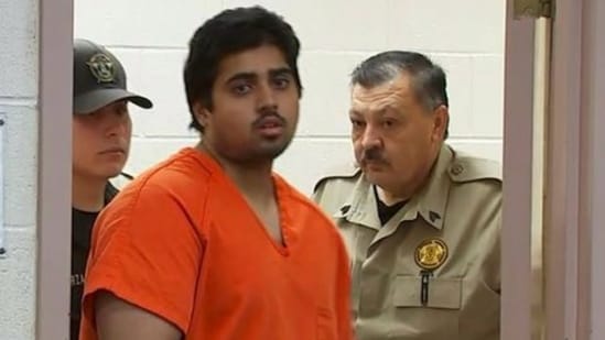 Hombre de origen indio mata a sus padres y abuela en Texas; atrapado tras dramática persecución
