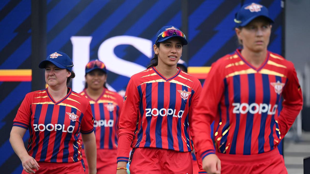 Ver: El extraño juego de bolos de Smriti Mandhana deja divididos a los jugadores de los Manchester Super Giants