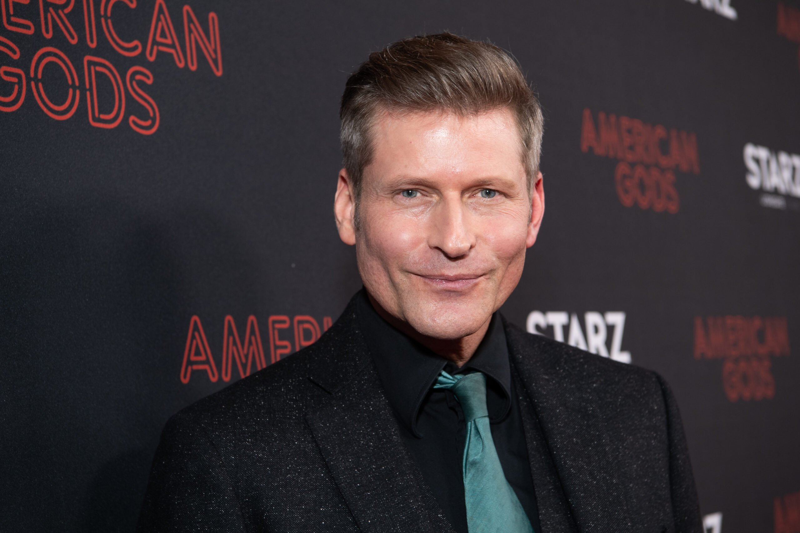 Crispin Glover acusado de mantener a una mujer como ‘esclava sexual’ en un juicio impactante