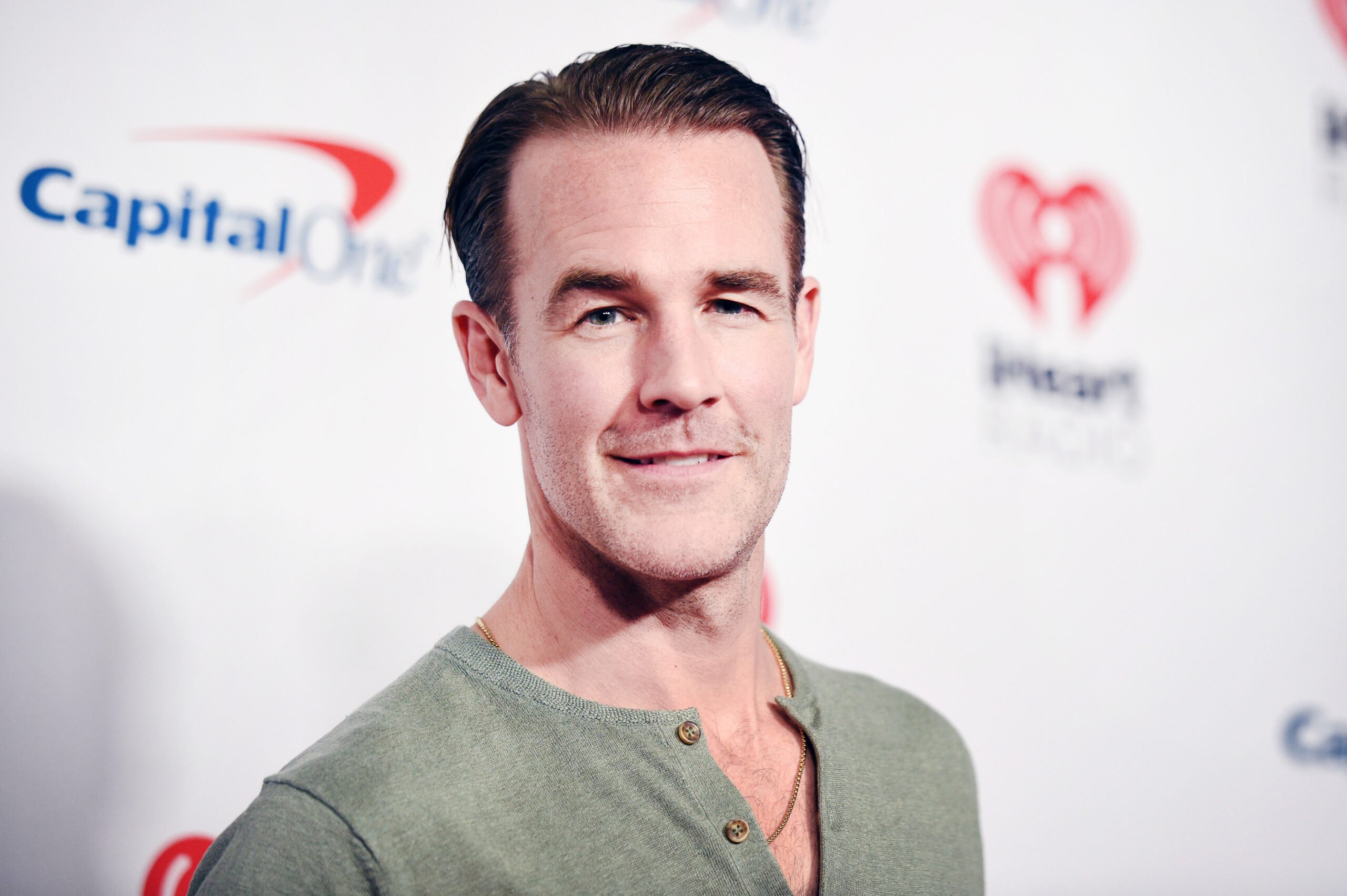 La ex esposa de James Van Der Beek rinde homenaje mientras se revela el proyecto final del difunto actor
