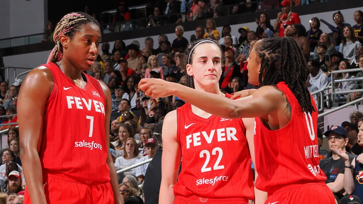 Aaliyah se eleva sobre Kelsey Mitchell con impresionantes tacones en la alfombra naranja All-Star de la WNBA de Boston