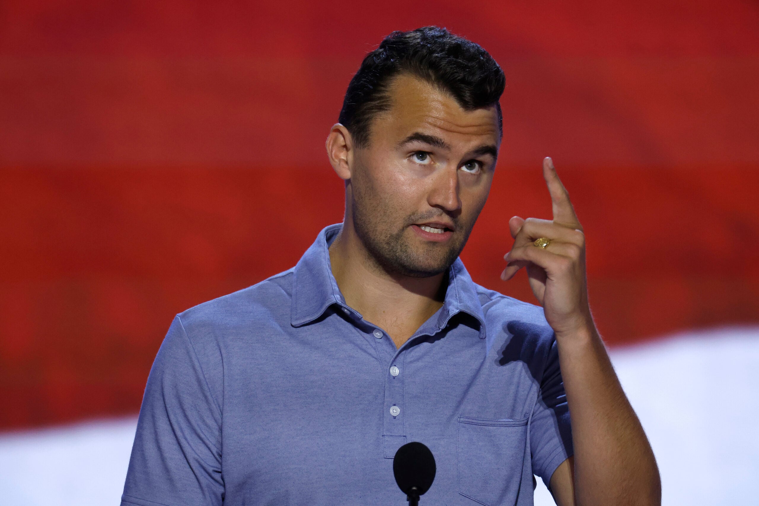 Oficial de policía retirado encarcelado por publicar el meme de Charlie Kirk recibe un acuerdo de seis cifras