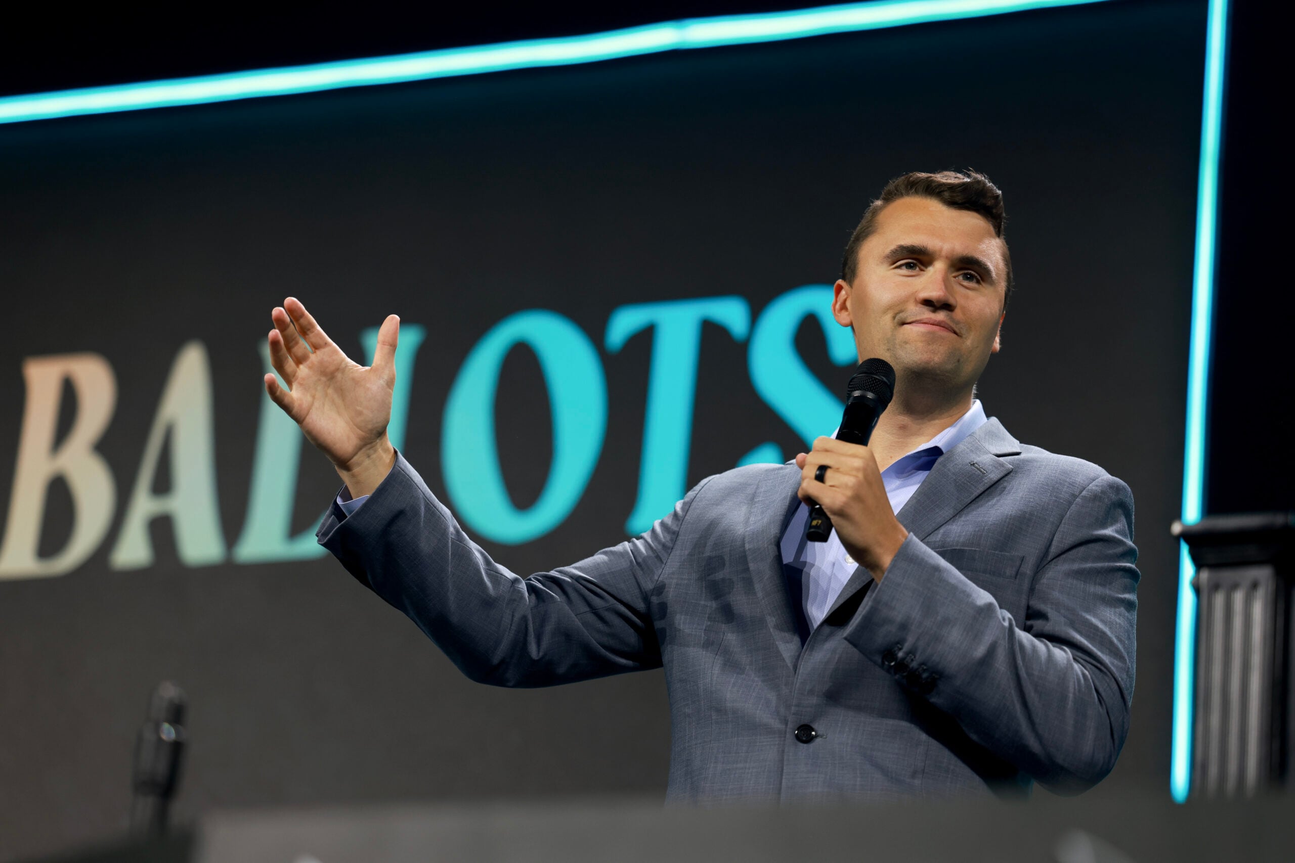 El escultor de la estatua conmemorativa de Charlie Kirk dice que el proyecto podría estar “maldito”
