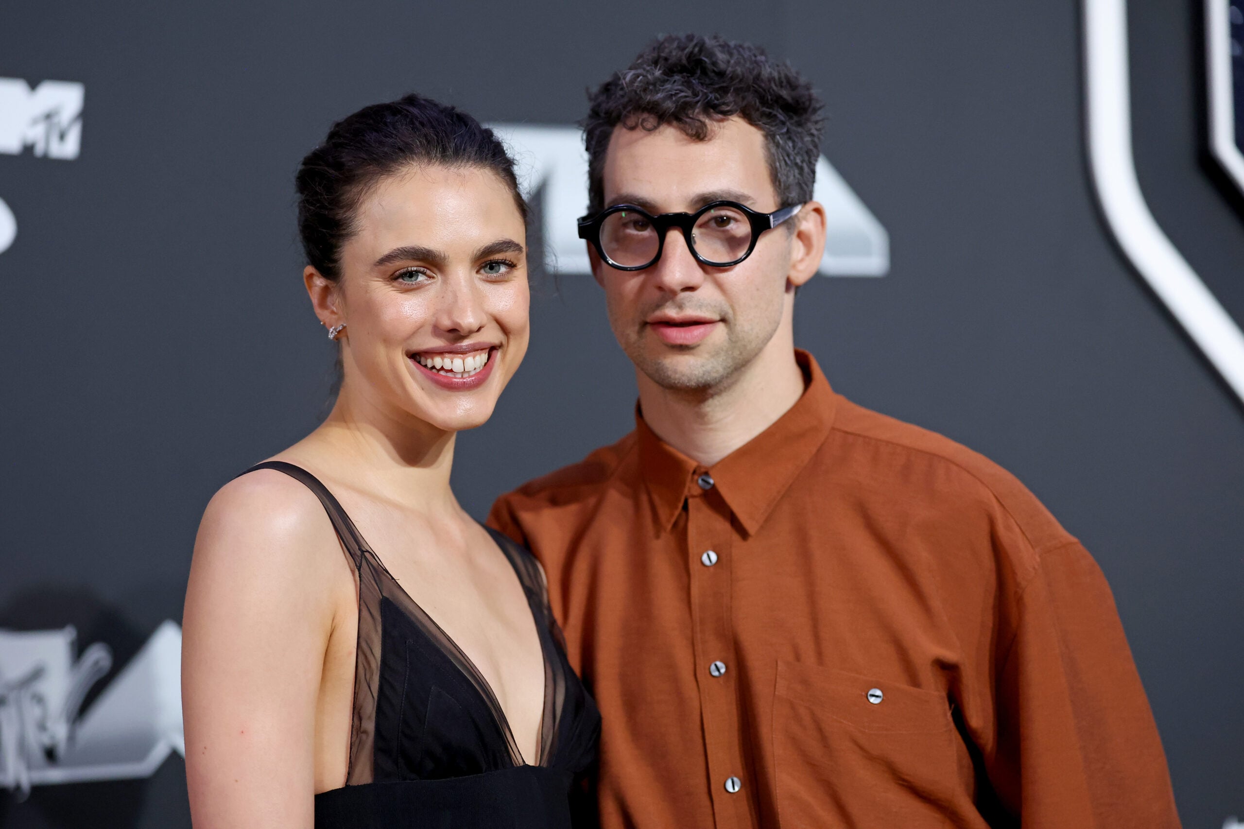 Margaret Qualley responde a los rumores de trampa después de separarse de Jack Antonoff