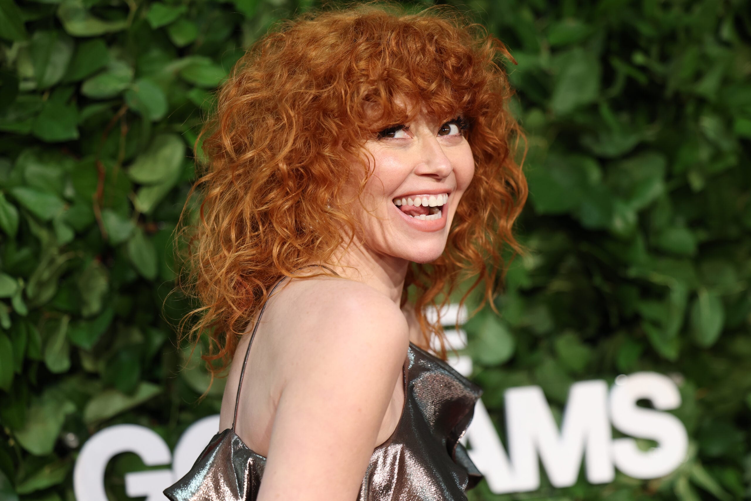 Natasha Lyonne, desorientada, retirada del vuelo tras tropezar en la alfombra roja del estreno de ‘Euphoria’
