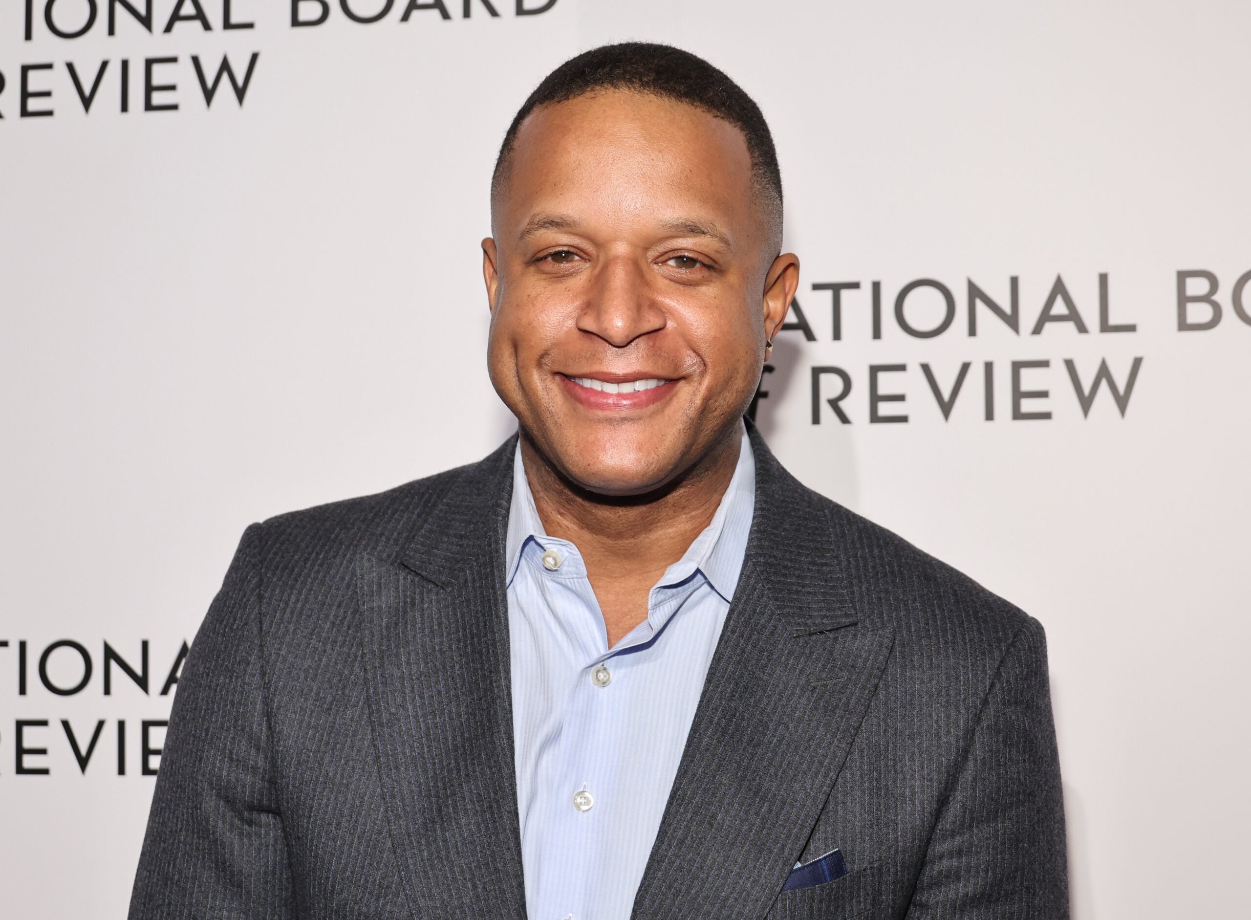 Intruso del programa ‘Today’ se abalanzó sobre Craig Melvin y gritó un insulto racial