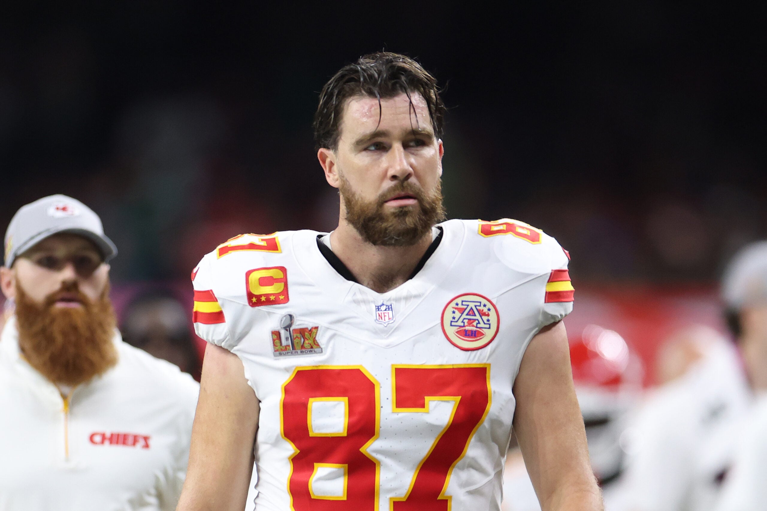 Travis Kelce regresará para la decimocuarta temporada de la NFL, pero es posible que NO juegue para los Chiefs, afirman fuentes internas