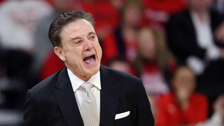 El incómodo momento de pelea de Rick Pitino se vuelve viral durante la victoria de St. John