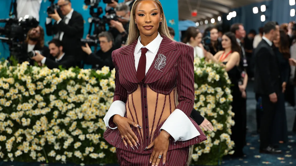 Savannah James sorprende con un vestido negro sin espalda con LeBron en TIME100 Sports Gala