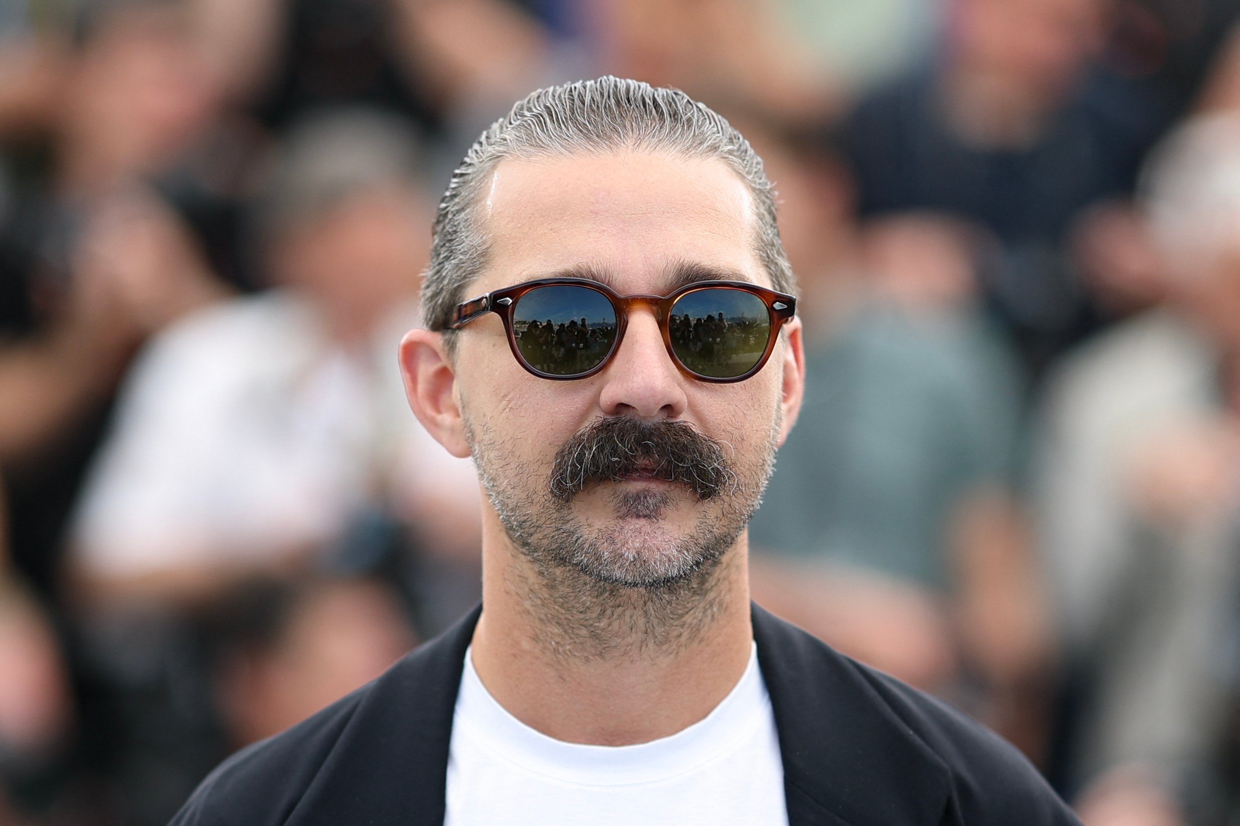 Shia LaBeouf hospitalizado y arrestado en Nueva Orleans después de ‘aterrorizar a la ciudad’ durante un recorrido por un bar borracho
