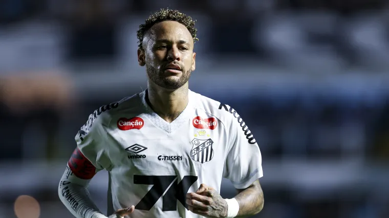 Neymar desafía los consejos del médico durante una lesión y se convierte en el héroe del Santos en Brasil